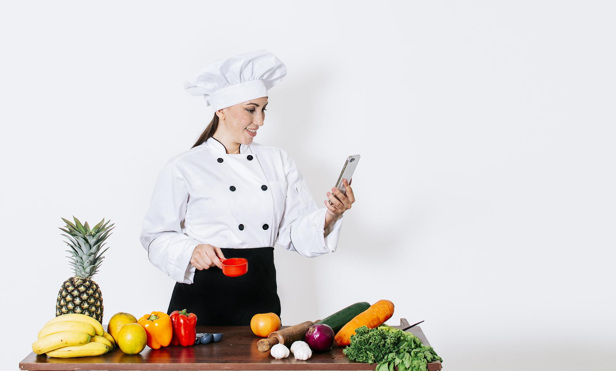 Chef che cucina con attrezzatura high-tech